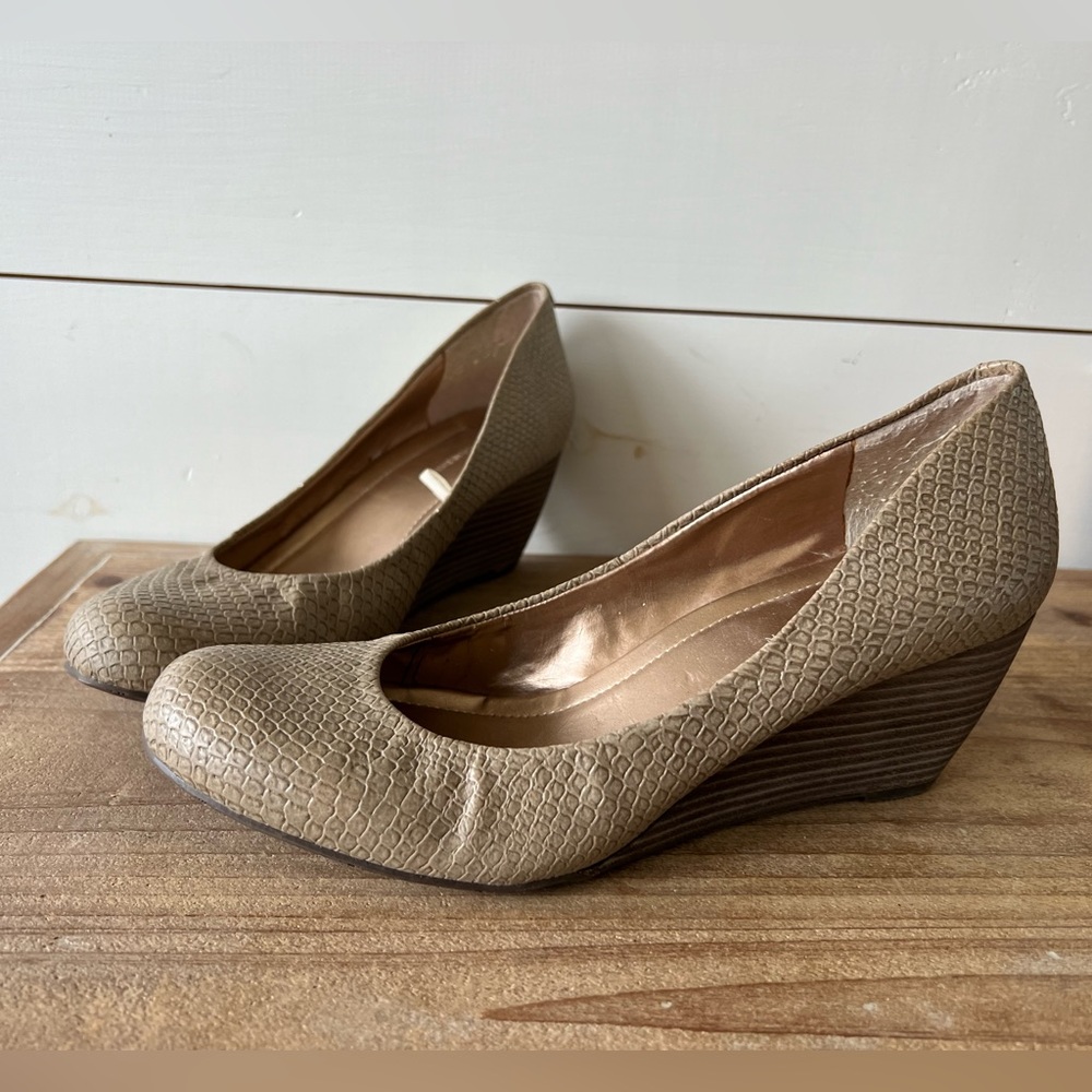 BCBGeneration wedges size 9